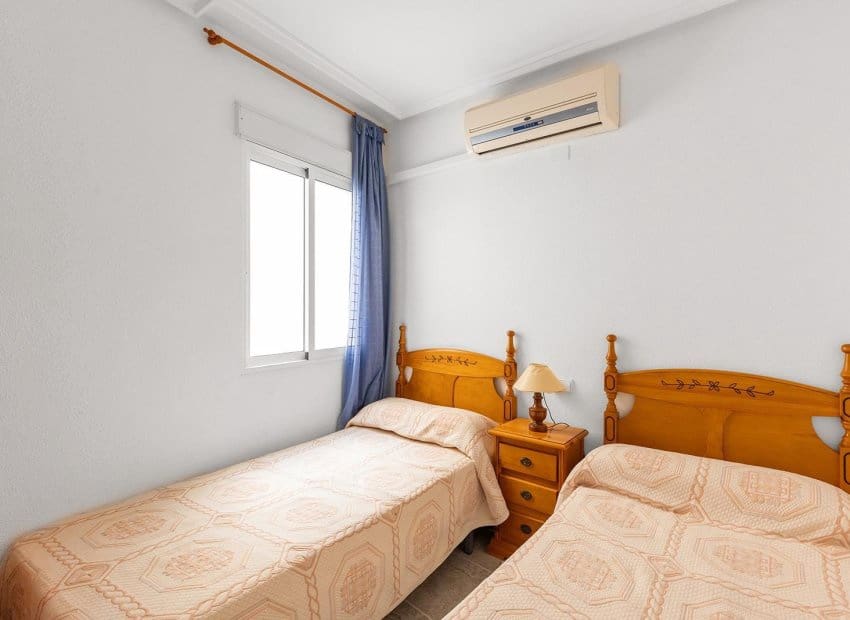 Apartamento de 2 habitaciones en Torrevieja en venta con piscina - 170.000 € (Ref: 9357663)