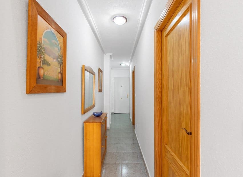 Apartamento de 2 habitaciones en Torrevieja en venta con piscina - 170.000 € (Ref: 9357663)