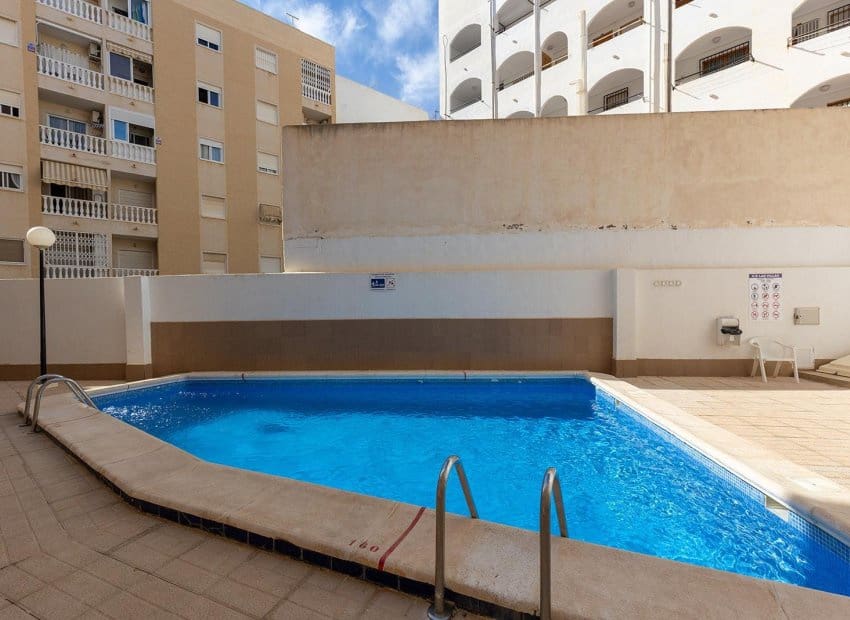Apartamento de 2 habitaciones en Torrevieja en venta con piscina - 170.000 € (Ref: 9357663)