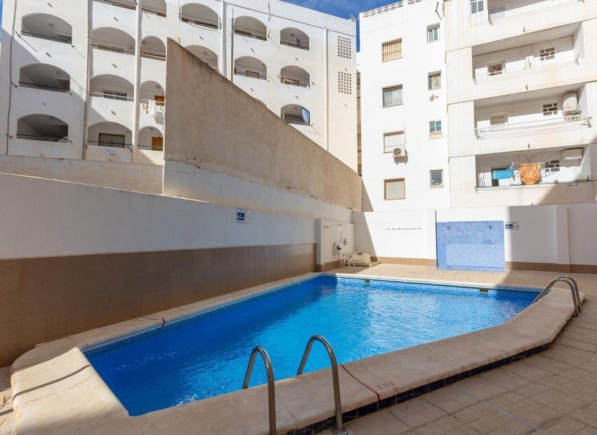 Apartamento de 2 habitaciones en Torrevieja en venta con piscina - 170.000 € (Ref: 9357663)