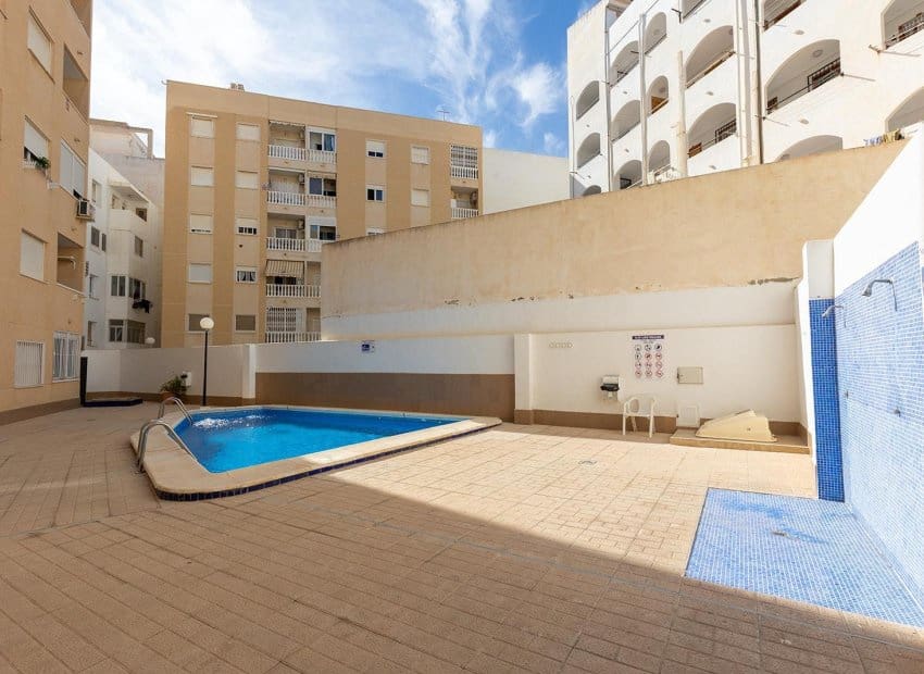 Apartamento de 2 habitaciones en Torrevieja en venta con piscina - 170.000 € (Ref: 9357663)