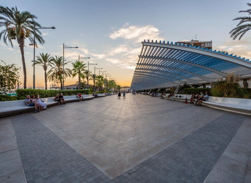 Apartamento de 2 habitaciones en Torrevieja en venta con piscina - 170.000 € (Ref: 9357663)