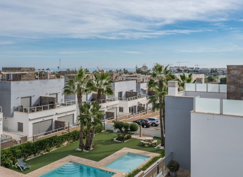 2 makuuhuone Kattohuoneisto myytävänä paikassa Orihuela Costa mukana uima-altaan - 289 000 € (Ref: 9360519)