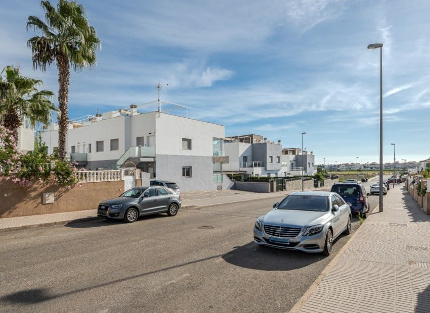 2 makuuhuone Kattohuoneisto myytävänä paikassa Orihuela Costa mukana uima-altaan - 289 000 € (Ref: 9360519)