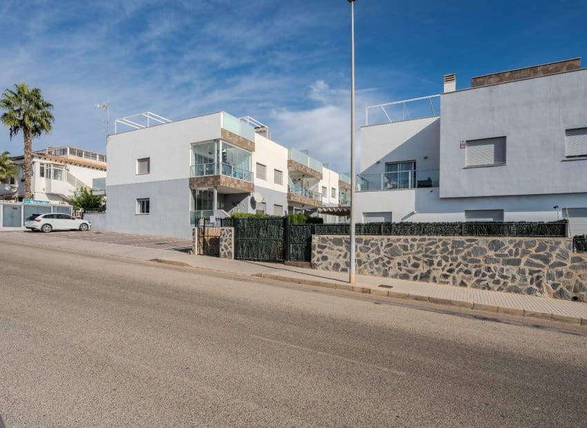 2 makuuhuone Kattohuoneisto myytävänä paikassa Orihuela Costa mukana uima-altaan - 289 000 € (Ref: 9360519)