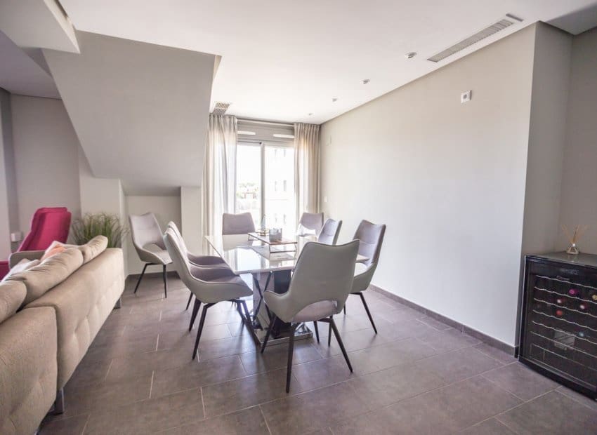 4 sypialnia Penthouse na sprzedaż w Villamartin z basenem - 550 000 € (Ref: 9368982)