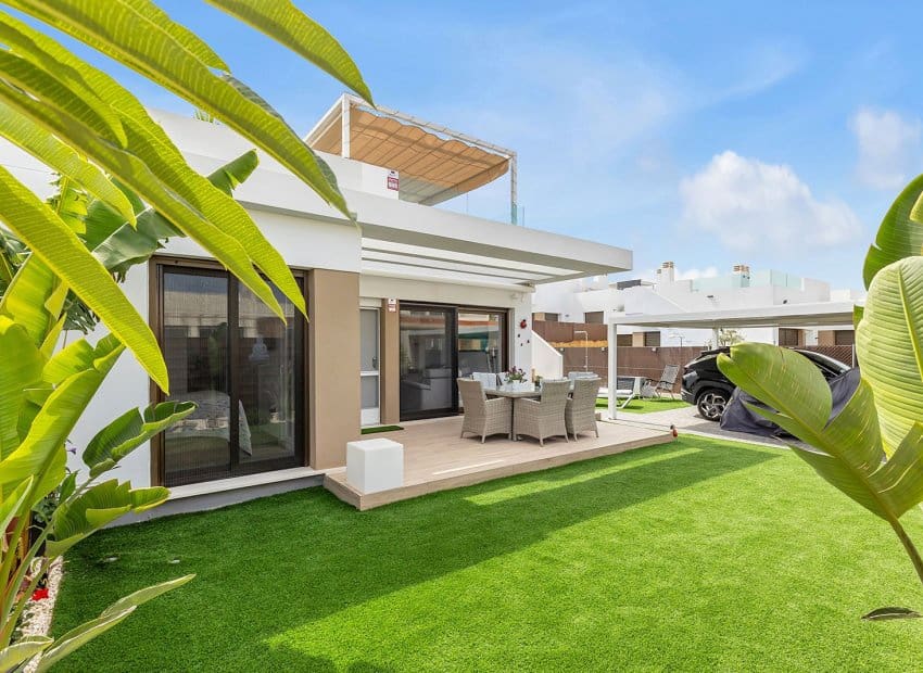 2 slaapkamer Halfvrijstaande villa te koop in Vistabella met zwembad - € 349.000 (Ref: 9368983)