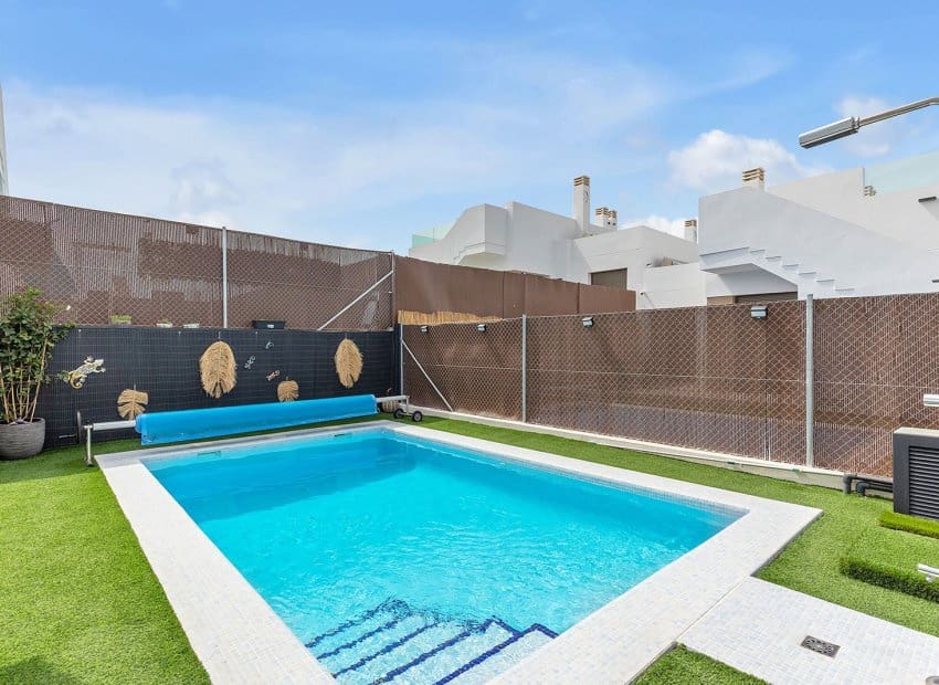 2 slaapkamer Halfvrijstaande villa te koop in Vistabella met zwembad - € 349.000 (Ref: 9368983)