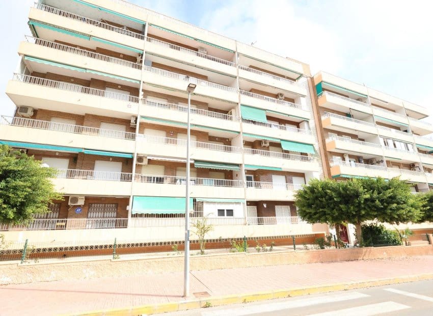 2 slaapkamer Appartement te koop in Punta Prima met zwembad - € 144.000 (Ref: 9379546)