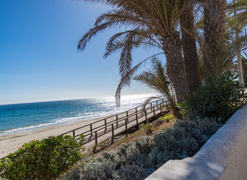 2 bedroom Beach Apartment for sale in Mil Palmeras with pool - € 365,000 (Ref: 9379967)