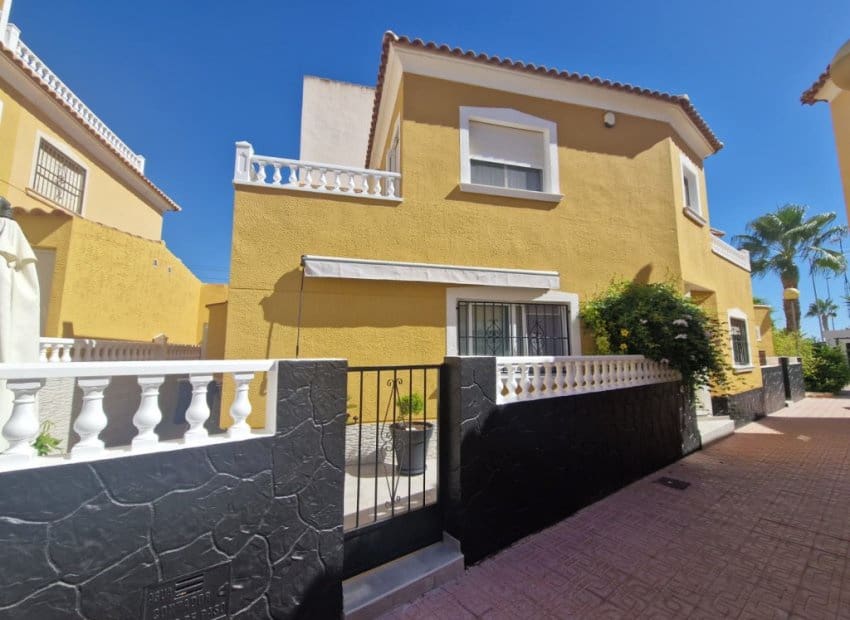 3 bedroom Townhouse for sale in Playa Flamenca with pool - € 297,000 (Ref: 9379971)