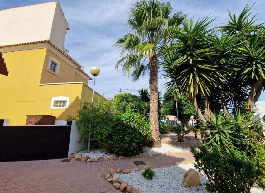 3 bedroom Townhouse for sale in Playa Flamenca with pool - € 297,000 (Ref: 9379971)