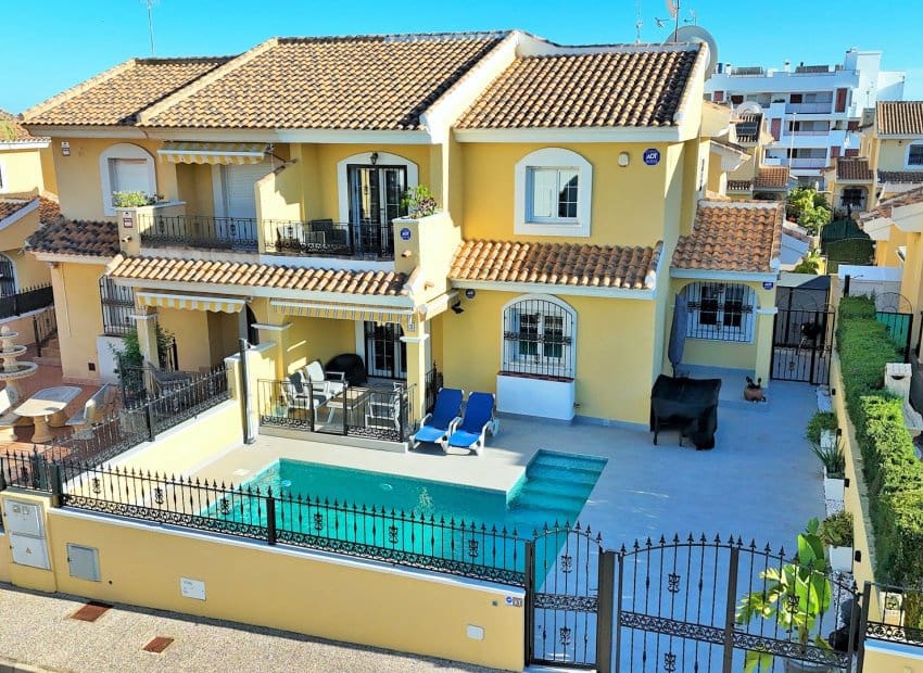 3 soveværelse Semi-Rækkehus til salg i Los Dolses med swimmingpool - € 375.000 (Ref: 9386390)