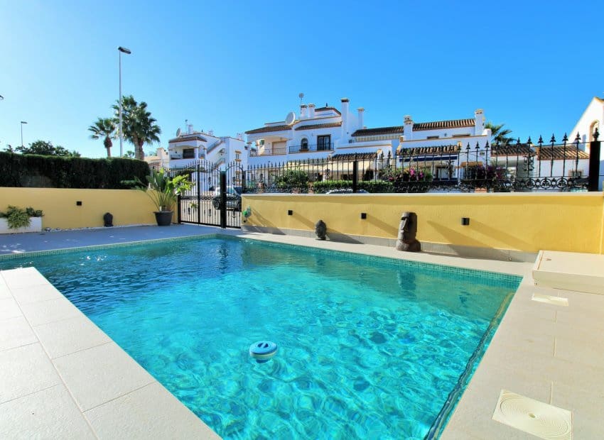 3 soveværelse Semi-Rækkehus til salg i Los Dolses med swimmingpool - € 375.000 (Ref: 9386390)