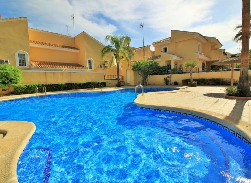 3 soveværelse Semi-Rækkehus til salg i Los Dolses med swimmingpool - € 375.000 (Ref: 9386390)