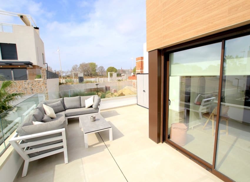 3 makuuhuone Paritalo myytävänä paikassa Algorfa mukana uima-altaan - 485 000 € (Ref: 9386600)