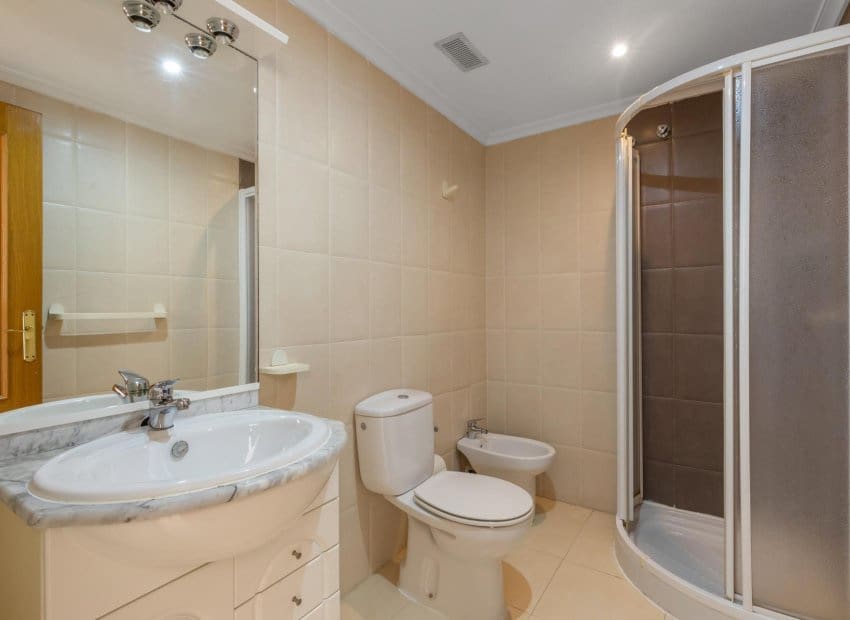 Apartamento de 2 habitaciones en Torrevieja en venta - 119.900 € (Ref: 9388815)