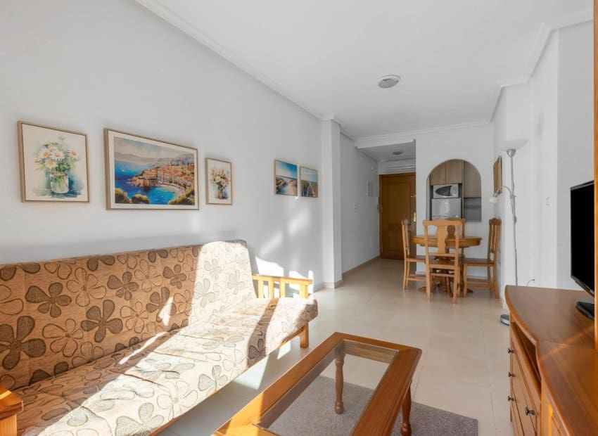 Apartamento de 2 habitaciones en Torrevieja en venta - 119.900 € (Ref: 9388815)