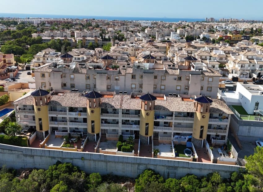 2 bedroom Apartment for sale in Orihuela Costa with pool - € 139,950 (Ref: 9388816)