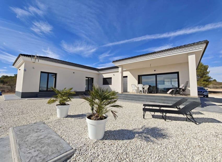 4 bedroom Villa for sale in Pinoso with pool - € 549,995 (Ref: 9388823)