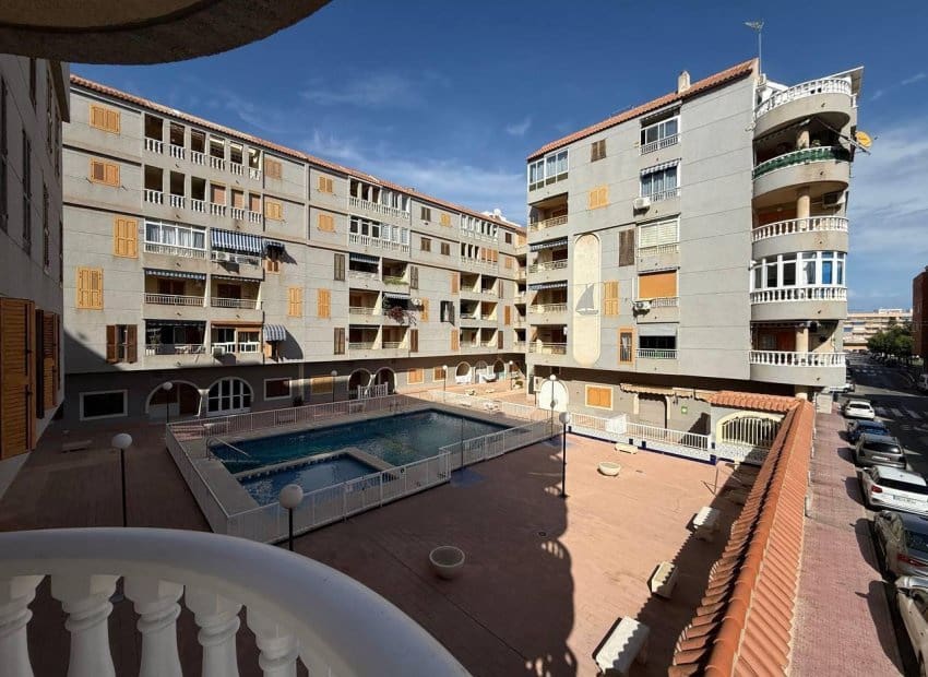2 soveværelse Lejlighed til salg i Torrevieja med swimmingpool - € 134.000 (Ref: 9388824)