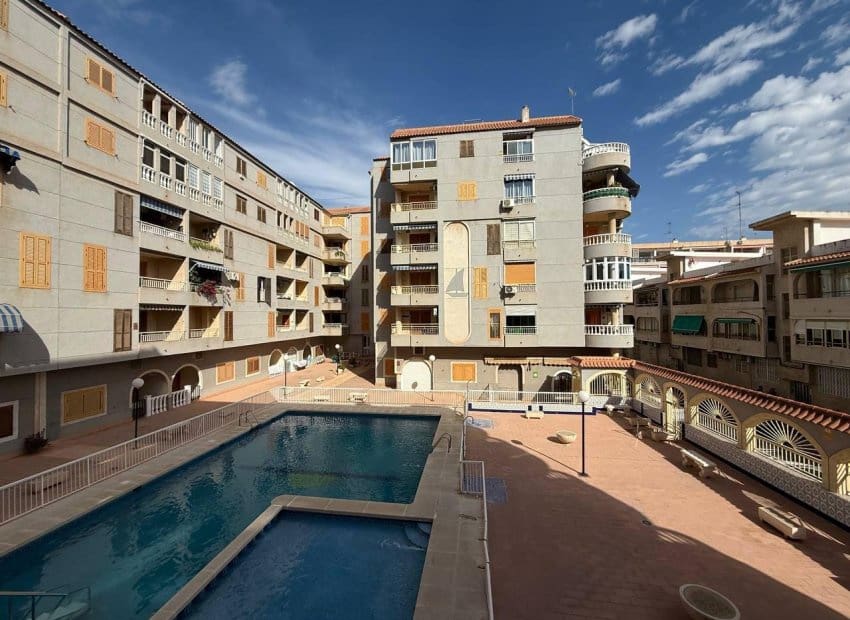 2 soveværelse Lejlighed til salg i Torrevieja med swimmingpool - € 134.000 (Ref: 9388824)
