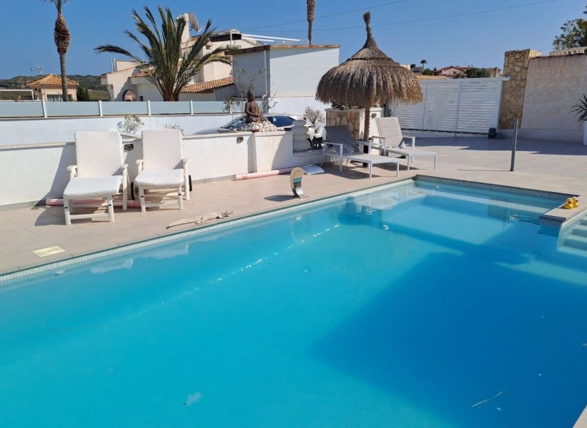 6 makuuhuone Huvila myytävänä paikassa Ciudad Quesada mukana uima-altaan - 685 000 € (Ref: 9394329)