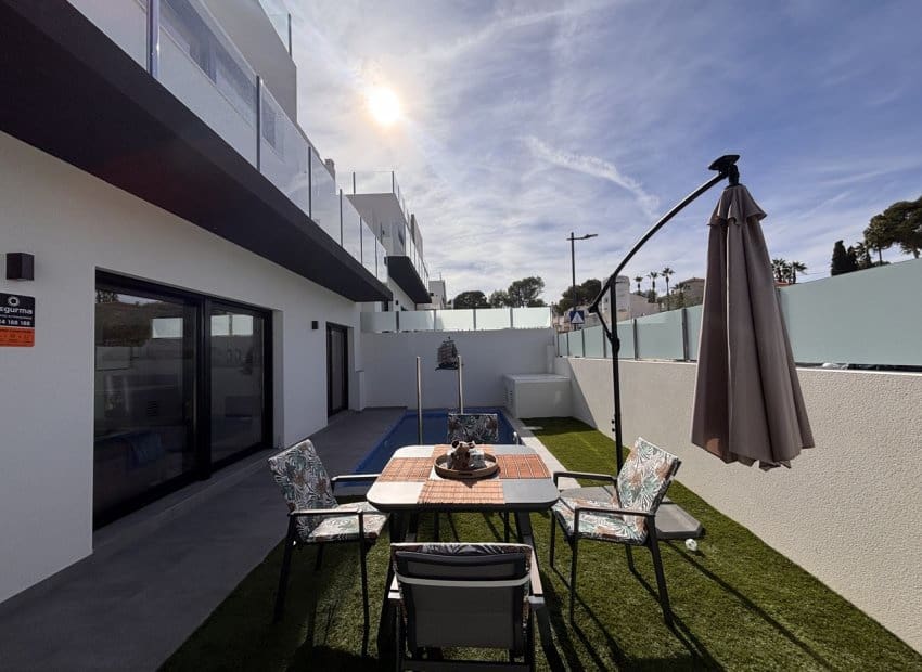 2 sovrum Villa till salu i Villamartin med pool - 434 950 € (Ref: 9394331)