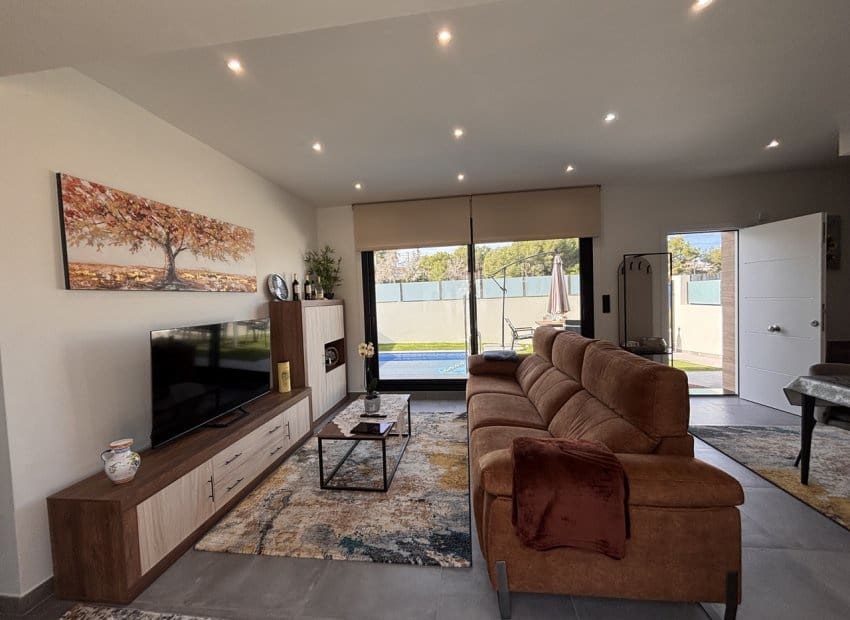 2 sovrum Villa till salu i Villamartin med pool - 434 950 € (Ref: 9394331)