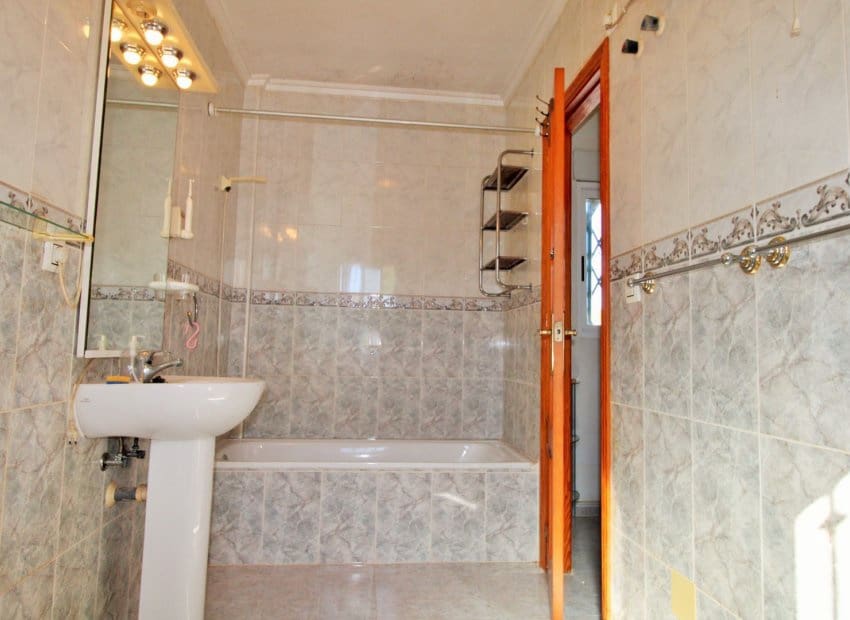 3 Zimmer Haus zu verkaufen in Villamartin mit Pool - 249.990 € (Ref: 9394333)