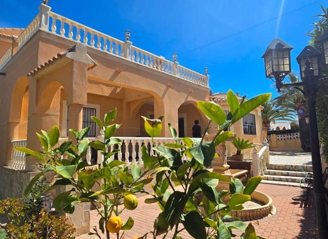 5 soverom Villa til salgs i El Chaparral, Torrevieja med svømmebasseng - € 595 000 (Ref: 9397013)