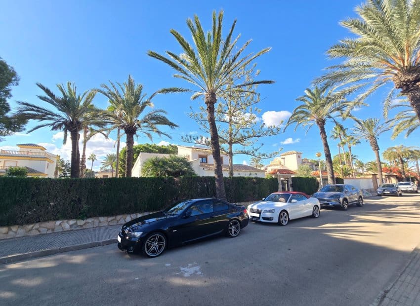 5 slaapkamer Villa te koop in Orihuela Costa met zwembad garage - € 850.000 (Ref: 9398845)