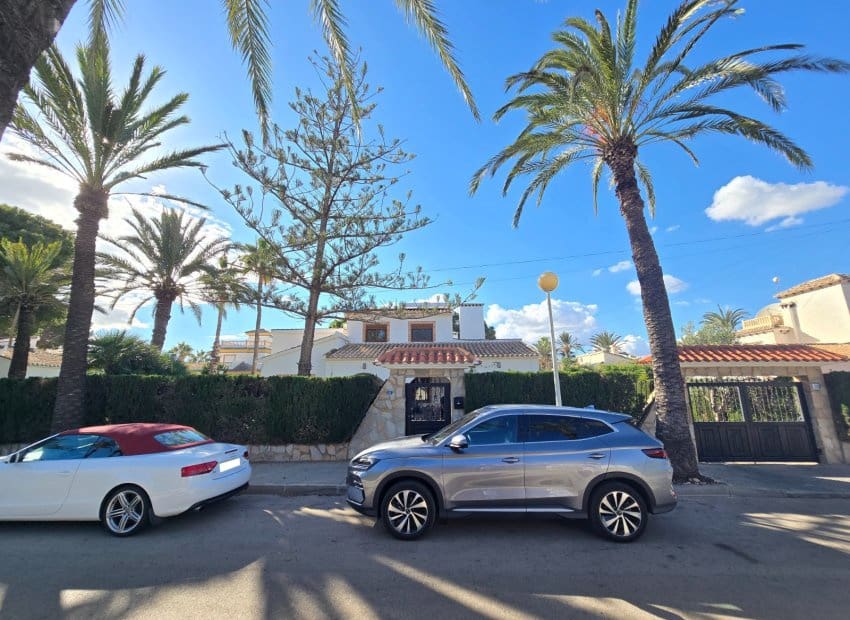 5 slaapkamer Villa te koop in Orihuela Costa met zwembad garage - € 850.000 (Ref: 9398845)