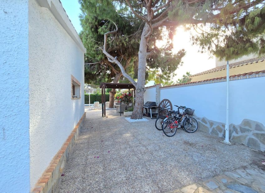 5 slaapkamer Villa te koop in Orihuela Costa met zwembad garage - € 850.000 (Ref: 9398845)
