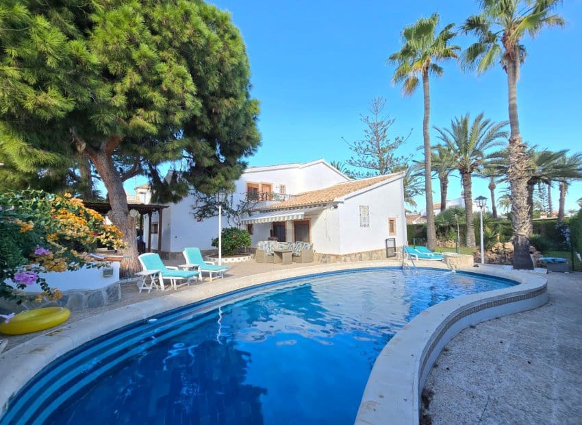 5 slaapkamer Villa te koop in Orihuela Costa met zwembad garage - € 850.000 (Ref: 9398845)