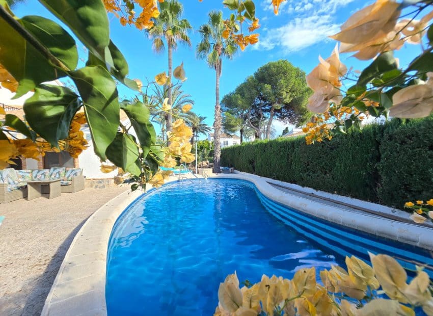 5 slaapkamer Villa te koop in Orihuela Costa met zwembad garage - € 850.000 (Ref: 9398845)