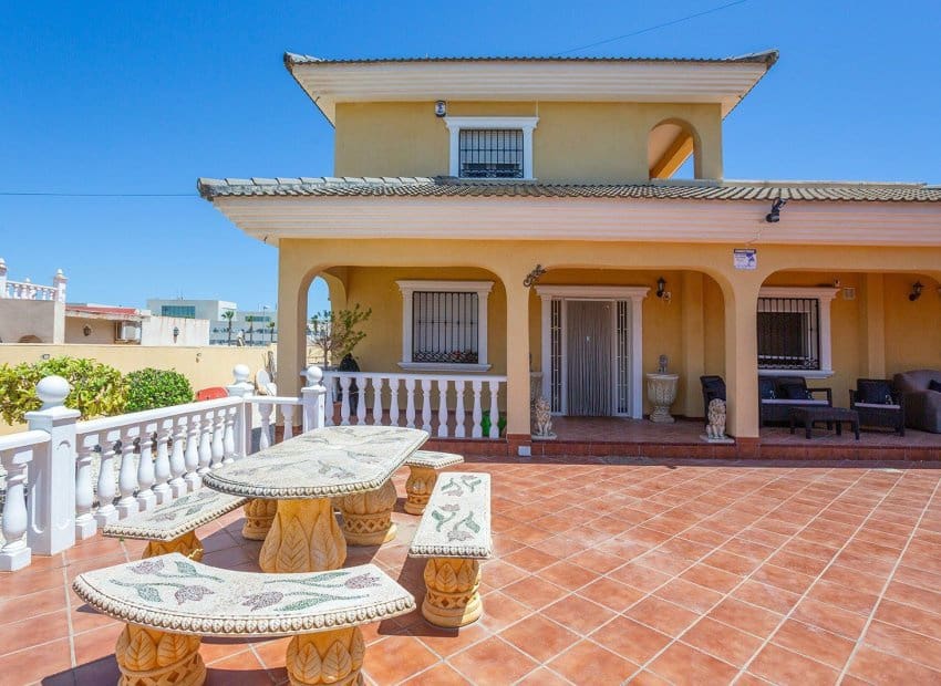 6 chambre Villa/Maison à vendre à Los Balcones avec piscine - 610 000 € (Ref: 9398847)