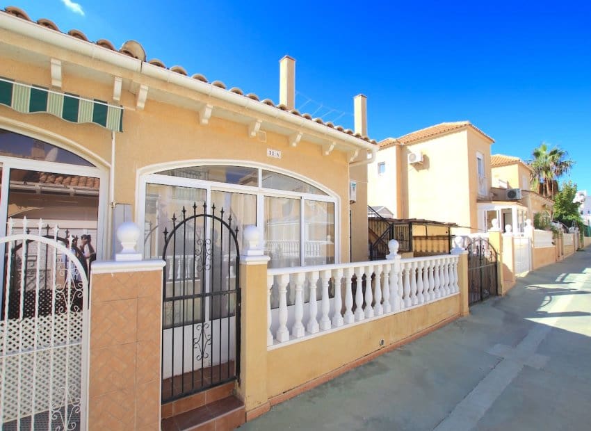 2 makuuhuone Bungalow myytävänä paikassa Los Balcones - 135 000 € (Ref: 9403692)