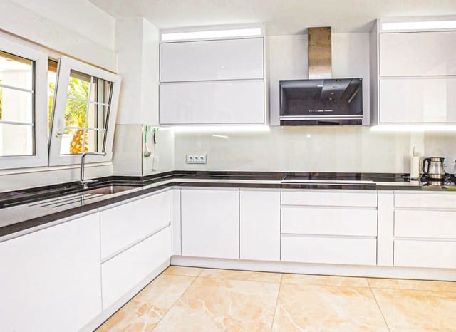 4 soverom Villa til salgs i La Zenia, Orihuela med svømmebasseng - € 1 350 000 (Ref: 9417623)