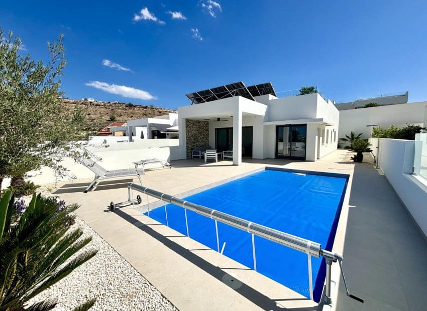3 bedroom Villa for sale in Rojales with pool - € 472,913 (Ref: 9417629)