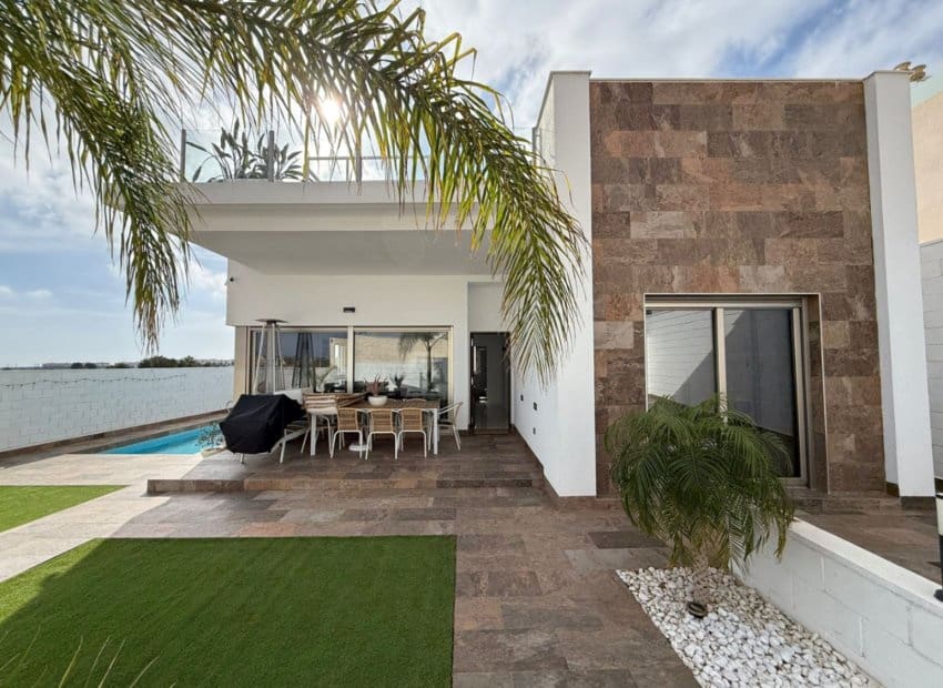 3 bedroom Villa for sale in Orihuela Costa with pool - € 489,000 (Ref: 9417632)