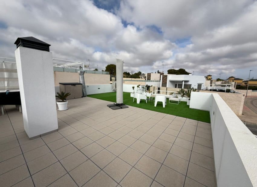 3 bedroom Villa for sale in Orihuela Costa with pool - € 489,000 (Ref: 9417632)