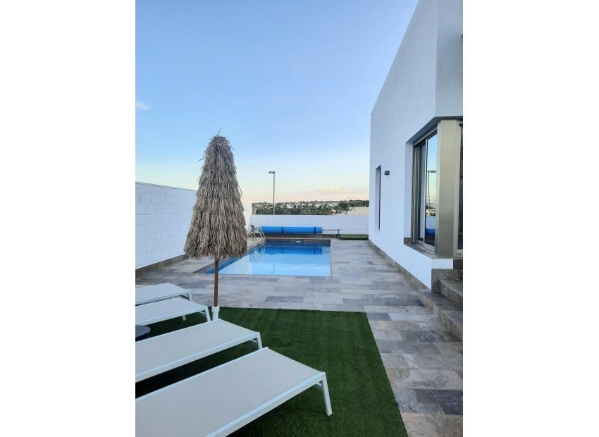 3 bedroom Villa for sale in Orihuela Costa with pool - € 489,000 (Ref: 9417632)