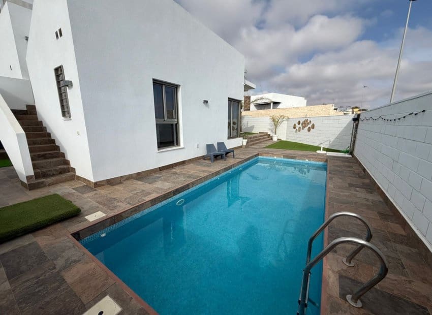 3 bedroom Villa for sale in Orihuela Costa with pool - € 489,000 (Ref: 9417632)