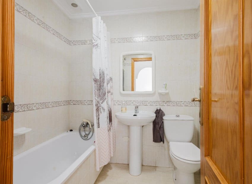 2 sypialnia Bungalow na sprzedaż w Torrevieja z basenem - 139 900 € (Ref: 9417634)