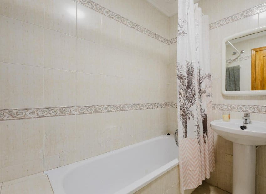 2 sypialnia Bungalow na sprzedaż w Torrevieja z basenem - 139 900 € (Ref: 9417634)