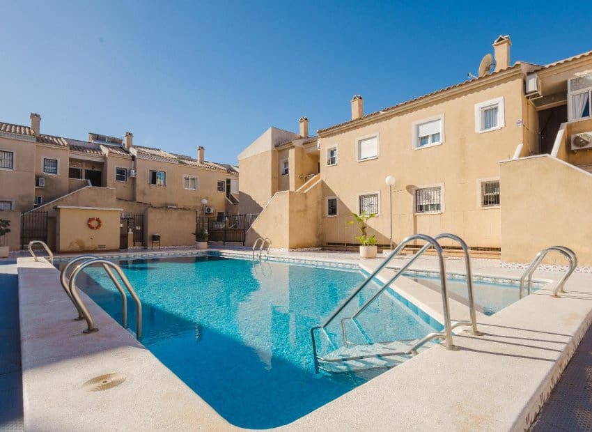 2 sypialnia Bungalow na sprzedaż w Torrevieja z basenem - 139 900 € (Ref: 9417634)