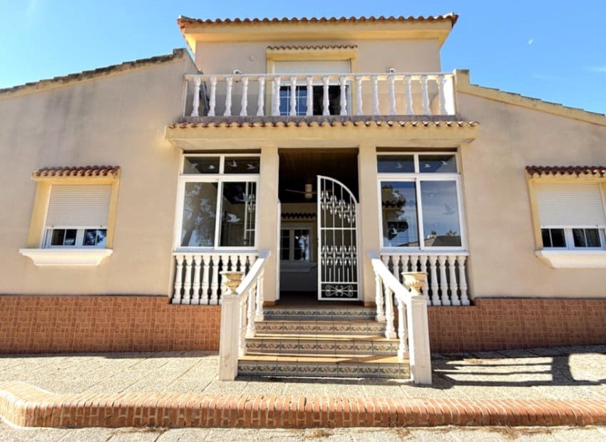 4 Zimmer Villa zu verkaufen in Pilar de la Horadada mit Pool - 480.000 € (Ref: 9417642)