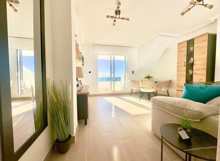 2 soveværelse Strandlejlighed til salg i Torrevieja med swimmingpool - € 359.900 (Ref: 9420096)