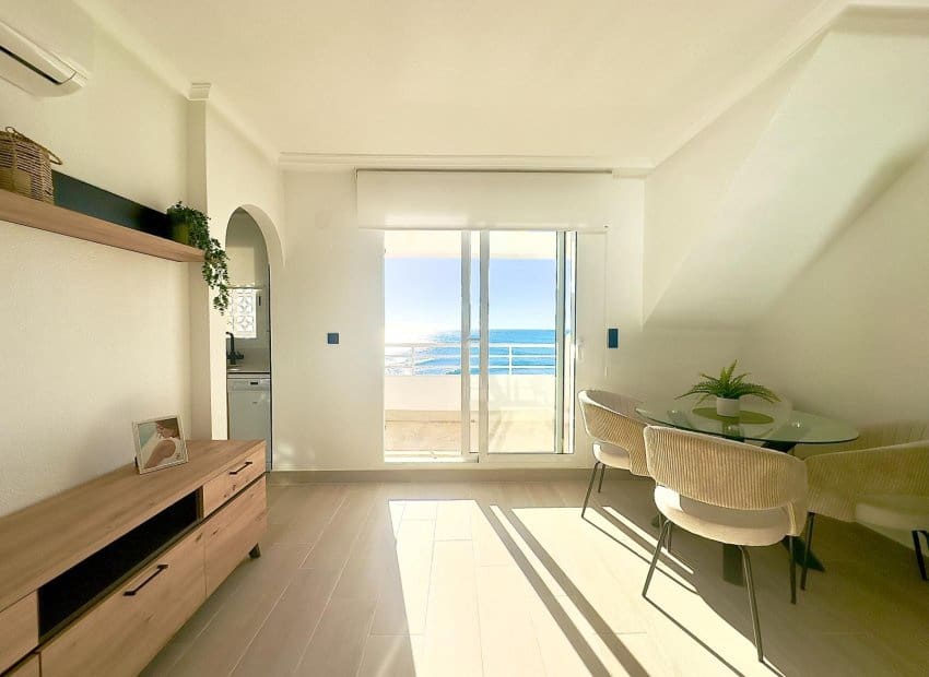 2 soveværelse Strandlejlighed til salg i Torrevieja med swimmingpool - € 359.900 (Ref: 9420096)